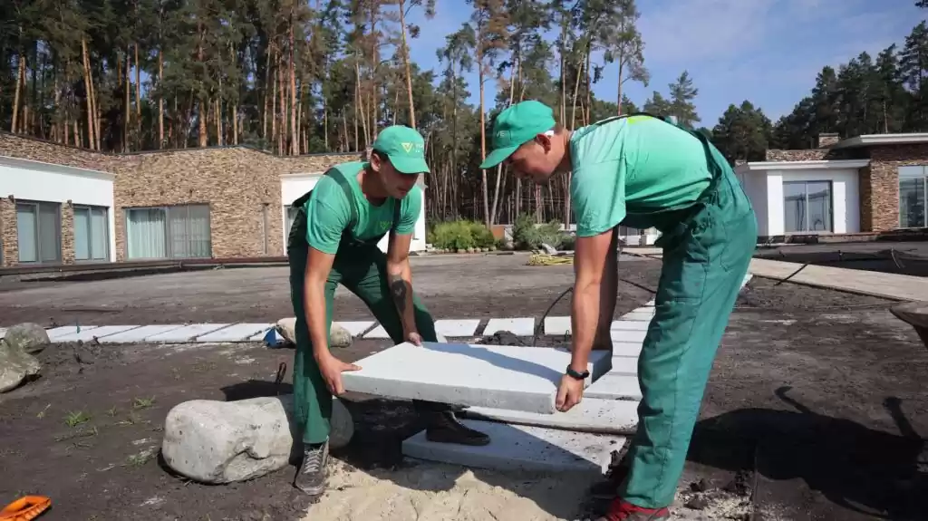 Укладання покрокових доріжок